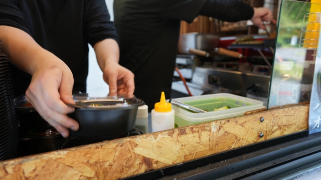 キッチンカー内部で調理中